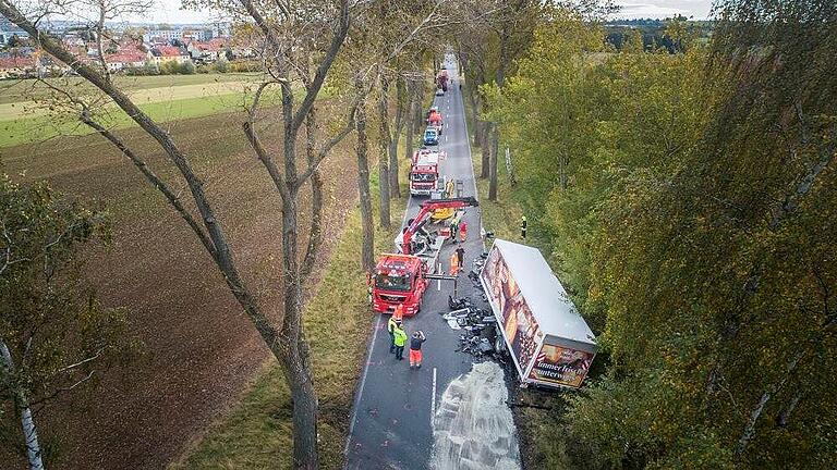 Bei schweren Verkehrsunfällen mit schwerverletzten Personen oder Toten wird von der Staatsanwaltschaft ein Unfallanalytiker zur Klärung der Ursache hinzugezogen. Bei schweren Verkehrsunfällen mit schwerverletzten Personen oder Toten wird von der Staatsanwaltschaft ein Unfallanalytiker zur Klärung der Ursache hinzugezogen.