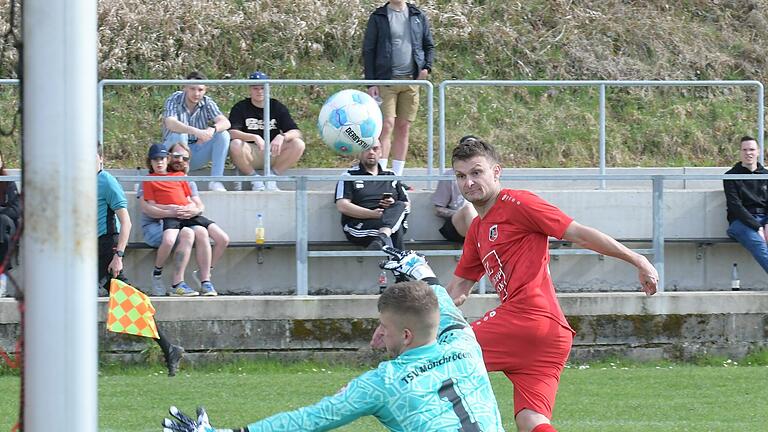 Rhöner Fußball-Nachlese       -  Nach seinem Dribbling hatte Dominik Halbig vom FC Fuchsstadt nur noch Mönchrödens Keeper Jonas Köhn vor sich, ein Treffer blieb dem FCler hier allerdings versagt.