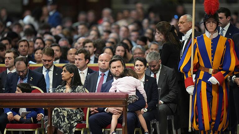 Karfreitag - Vance im Vatikan - Mit der Tochter auf dem Schoß besuchte JD Vance einen Gottesdienst im Petersdom. Karfreitag - Vance im Vatikan - Mit der Tochter auf dem Schoß besuchte JD Vance einen Gottesdienst im Petersdom.