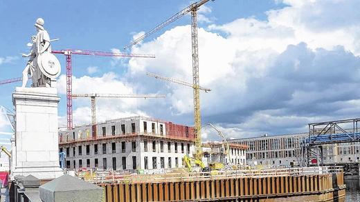 Großprojekt: An der Stelle, wo einst der Palast der Republik stand, wird das Berliner Stadtschloss wieder aufgebaut. Die Firma Hofmann Naturstein GmbH aus Gamburg ist daran maßgeblich beteiligt. Großprojekt: An der Stelle, wo einst der Palast der Republik stand, wird das Berliner Stadtschloss wieder aufgebaut. Die Firma Hofmann Naturstein GmbH aus Gamburg ist daran maßgeblich beteiligt.