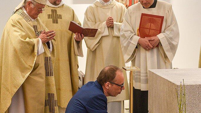 Der Künstler Matthias Engert setzt die Reliquien im neu gestalteten Altar ein. Der Künstler Matthias Engert setzt die Reliquien im neu gestalteten Altar ein.