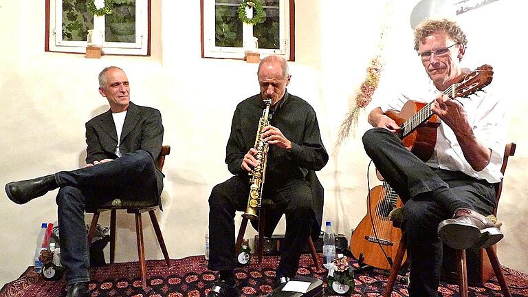 Im Wechsel stellte der Schauspieler Martin Menner (links) mit den beiden Musikern Rainer Schwander (Mitte) und Bernhard von der Goltz eine spannende Mischung aus Text und Musik zu Goethes Faust in der Karlstadter Fischergasse vor.