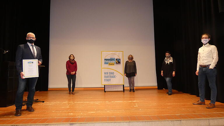 Im kleinen Rahmen wurde Haßfurt als "Fairtrade-Stadt" vorgestellt. Im Bild von links: Bürgermeister Günther Werner, Heike Heumann (Grundschule Haßfurt), Heidrun Kirste-Schiffler und Heike Paul-Scheuring (beide Welt-Laden) sowie Christian Plott (Stadt Haßfurt). Im kleinen Rahmen wurde Haßfurt als "Fairtrade-Stadt" vorgestellt. Im Bild von links: Bürgermeister Günther Werner, Heike Heumann (Grundschule Haßfurt), Heidrun Kirste-Schiffler und Heike Paul-Scheuring (beide Welt-Laden) sowie Christian Plott (Stadt Haßfurt).