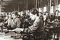 Frauen in der Kriegsproduktion: In welchem Metallbetrieb diese Aufnahme während des Ersten Weltkriegs entstand, ist unbekannt. Datiert ist sie mit 1916/1917.