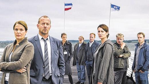 &bdquo;Tod eines Mädchens&ldquo;: Das Zweite zeigt am Montag und Mittwoch den Zweiteiler mit (von links) Barbara Auer, Heino Ferch, Anna Unterberger, Gustav Peter Wöhler, Johann von Bülow, Anja Kling, Jörg Schüttauf und Hinnerk Schönemann.