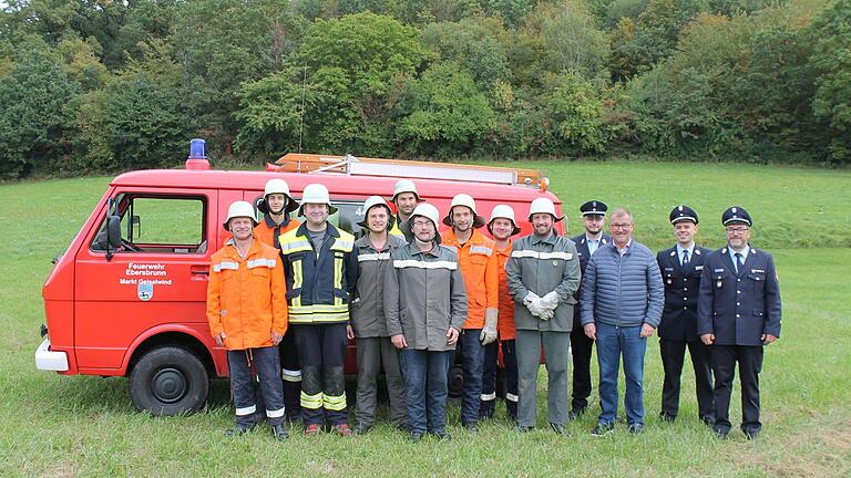 Die erfolgreiche Truppe nach bestandener Leistungsprüfung – die Ebersbrunner Feuerwehrmänner, vor ihrem neuen Tragkraftspritzenfahrzeug in schöner, grüner Steigerwald-Natur. (v.l.) Reinhold Hack, Christian Hack, Matthias Hümmer, Jonathan Hack, Michael Hack, André Lohmann, Sebastian Hack, Philip Mahr, Stephan Vogel, KBM Andreas Stöckinger, Bürgermeister Ernst Nickel, KBM Ralf Bausewein, KBM Michael Zink.