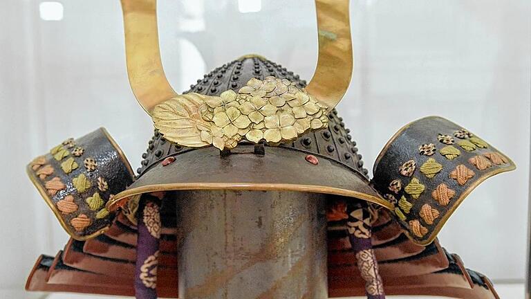 Kampfspuren: Zu den rund 1000 Exponaten im Museum gehören auch dieser Samurai-Helm sowie eine von den Siebold-Nachfahren gestiftete Samurai-Rüstung.