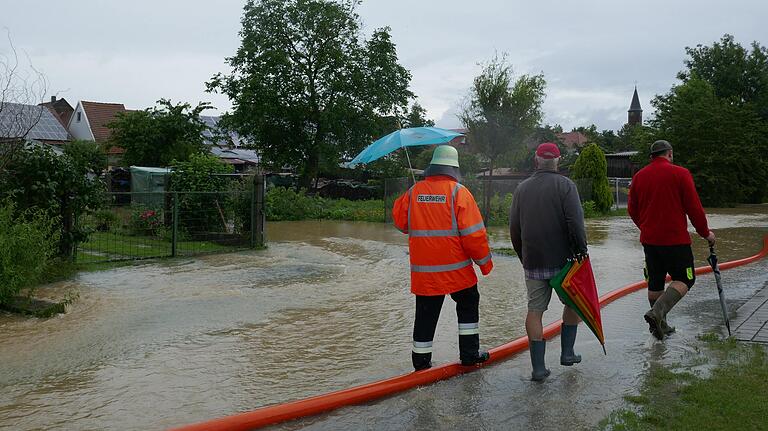 Dagegen hatte es am Freitag etwa an der gleichen Stelle so ausgesehen: Der Seebach hatte mit seinem Wassermassen weit um sich gegriffen und viele Anwesen überflutet.&nbsp;