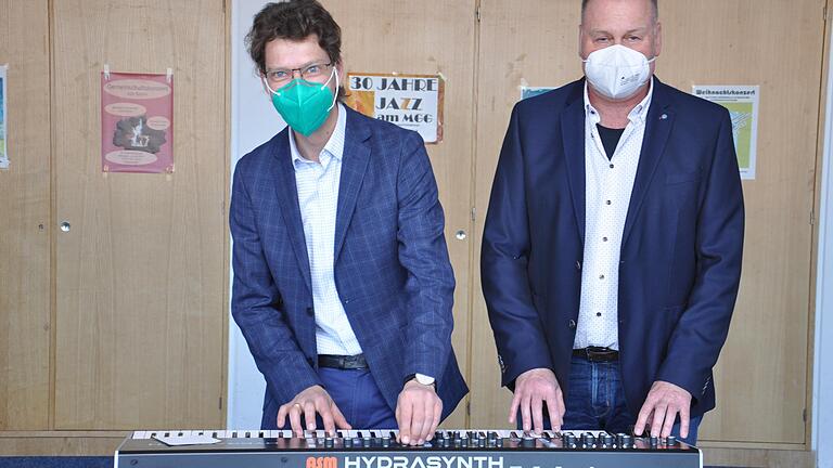 Felix Krüger (links) und Sebastian Gerstenkorn mit dem neuen Synthesizer