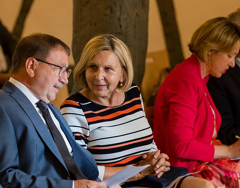 Bei seiner Frau Dagmar bedankte sich Friedel Heckenlauer für die Unterstützung und die Fürsorge. Rechts geht Bundestagsabgeordnete Anja Weisgerber noch einmal ihre Rede durch. Bei seiner Frau Dagmar bedankte sich Friedel Heckenlauer für die Unterstützung und die Fürsorge. Rechts geht Bundestagsabgeordnete Anja Weisgerber noch einmal ihre Rede durch. 