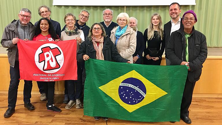 Gäste im Pastoralen Raum Mellrichstadt anlässlich des zehnjährigen Partnerschaftsjubiläums: Alexander Sitter (Erster von links), Elcilene Nunes Ferreira (Zweite von links), Ana de Lourdes Figueira (Sechste (Sechste von links), Greta Feona Kühnert (Dritte von rechts) und Pater Ademir Vicente de Paula (Erster von rechts). Mit im Bild Pfarrer Stefan Michelberger (Zweiter von rechts) und die Eine-Welt-Gruppe Mellrichstadt.