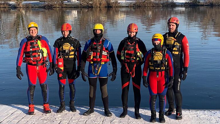 Die neuen Rettungsschwimmer im Wasserrettungsdienst mit den Ausbildenden Andreas Maurer (links) und Daniel Nagl (rechts).