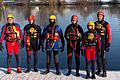 Die neuen Rettungsschwimmer im Wasserrettungsdienst mit den Ausbildenden Andreas Maurer (links) und Daniel Nagl (rechts).