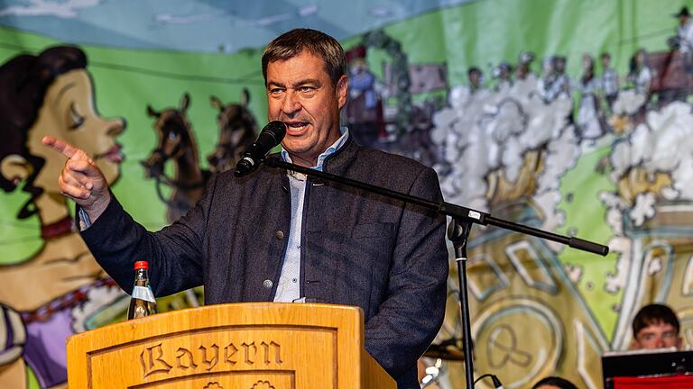 Markus Söder lobte das Weisbacher Oktoberfest und die Dorfgemeinschaft, die erfolgreicher sei als Diskussionen um jeden Krimskrams.