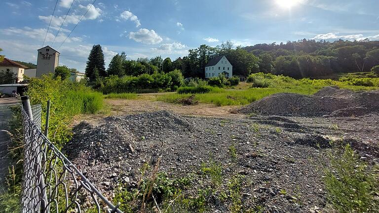 Noch liegt das Areal an der 'Alten Ziegelei' an der Bahnhofstraße in Marktheidenfeld brach. Im Herbst soll dort mit den Tiefbauarbeiten für ein neues Wohngebiet begonnen werden. Noch liegt das Areal an der 'Alten Ziegelei' an der Bahnhofstraße in Marktheidenfeld brach. Im Herbst soll dort mit den Tiefbauarbeiten für ein neues Wohngebiet begonnen werden.