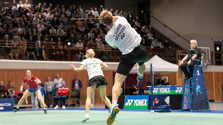 Rund 700 Menschen besuchen das Badminton Länderspiel Deutschland gegen Tschechien in der tectake Arena in Würzburg. Im Doppel spielen: Patrick und Franziska Volkmann.