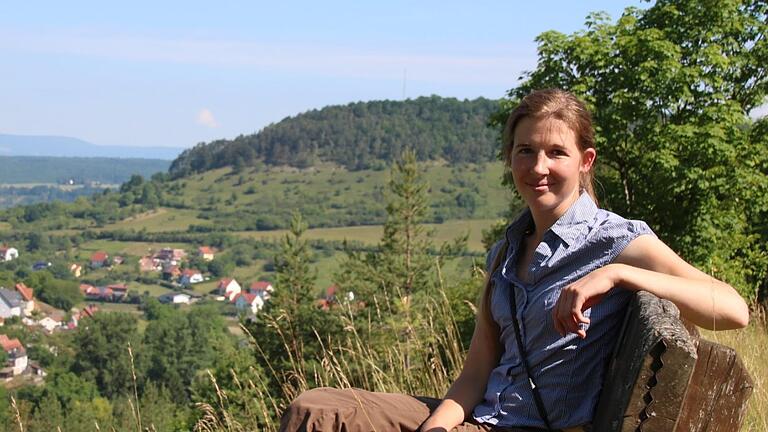 Aglaia Abel bei einer Begehung der Magerrasen oberhalb von Sulzthal, hinten der Haarberg. Foto: Ralf Ruppert       -  Aglaia Abel bei einer Begehung der Magerrasen oberhalb von Sulzthal, hinten der Haarberg. Foto: Ralf Ruppert