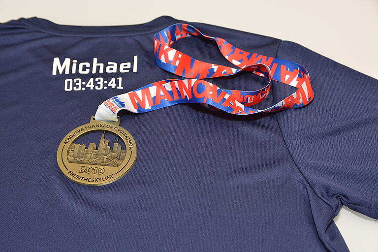 In 3 Stunden 43 Minuten und 41 Sekunden schaffte es Michael Pörtner, den Marathon zu absolvieren. Die Medaille erinnert ihn an diesen Erfolg. In 3 Stunden 43 Minuten und 41 Sekunden schaffte es Michael Pörtner, den Marathon zu absolvieren. Die Medaille erinnert ihn an diesen Erfolg.