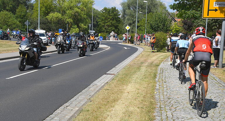 'Biker unter sich'. Auf der Straße die Motorisierten und auf der anderen Seite die per Pedalos, vor den Augen zahlreicher Zuschauer und Sympathisanten.