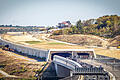 Der überdachte Trog der A3 zwischen den Würzburger Stadtteilen Heidingsfeld und Heuchelhof, im Hintergrund die Rastanlage Würzburg-Nord.&nbsp; Auf dem später begrünten Deckel wird mit Bürgerbeteiligung ein Freizeitgelände geplant.