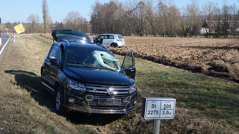 Schwerer Unfall bei Römershofen: Der Fahrer dieses VW Tiguan (vorne) musste reanimiert werden und erlag später in der Klinik seinen Verletzungen.