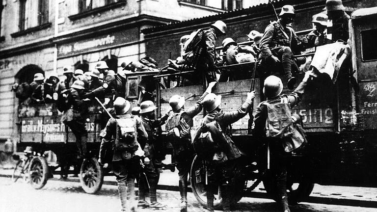 Das Bild vom 9. November 1923 zeigt die Ankunft von SA-Truppen aus dem Umland vor dem Bürgerbräukeller in München während des sogenannten 'Hitler-Putschs'. Das Bild vom 9. November 1923 zeigt die Ankunft von SA-Truppen aus dem Umland vor dem Bürgerbräukeller in München während des sogenannten 'Hitler-Putschs'.