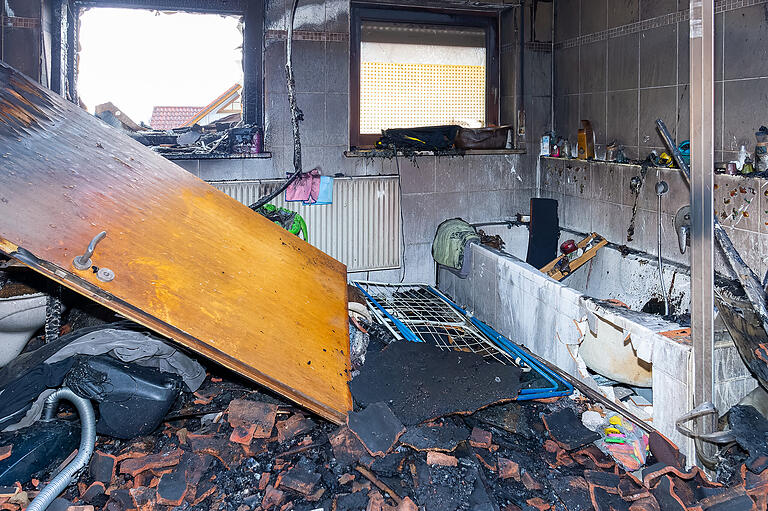 Das ganze Ausmaß des Feuers zeigt sich auch im Badezimmer. Das ganze Ausmaß des Feuers zeigt sich auch im Badezimmer.