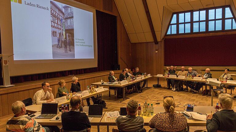 In einer Sondersitzung entschied der Stadtrat Rieneck über den Standort für den Neubau eines Nahversorgungsladen und damit auch über die grundsätzliche Neugestaltung des Stadtzentrums.