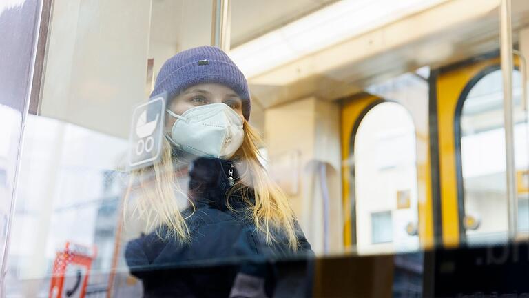 Pandemie.jpeg       -  In öffentlichen Verkehrsmitteln galt damals eine Maskenpflicht.