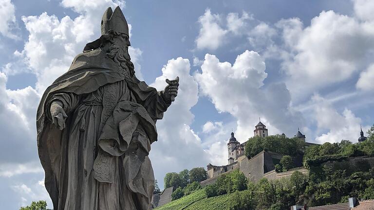 Statt dem Schwert ein Selfie-Stick in der Hand des Brückenheiligen St. Burkard? Das fordern die Würzburger Wahrheiten diese Woche.