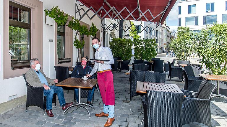 Termin mit der Berufsgenossenschaft: Johannes (links) und Stephan Schmittnägel beraten den Betrieb zu den geltenden Hygiene-Regeln.&nbsp;