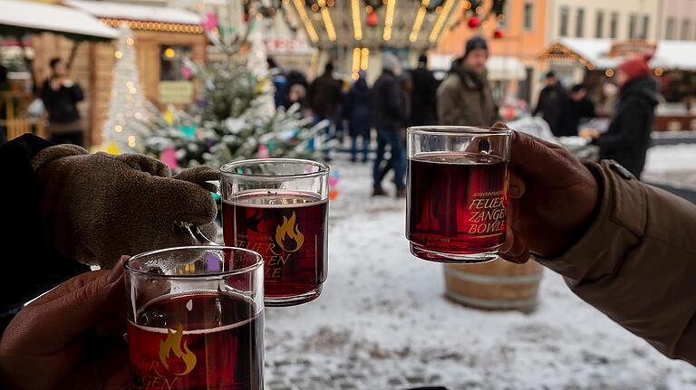 Glühwein und Feuerzangenbowle gibt es auch dieses Jahr im Schweinfurter Winterdorf, allerdings im Rahmen des coronabedingten Hygienekonzeptes.