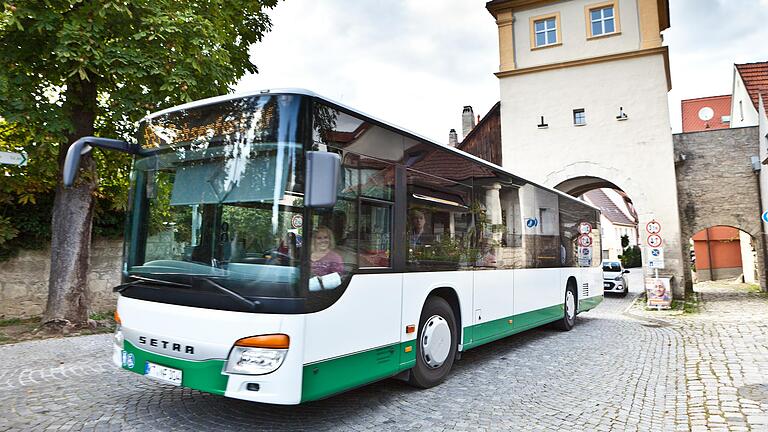 Ein APG Busse in Sommerhausen im Landkreis Würzburg.&nbsp;