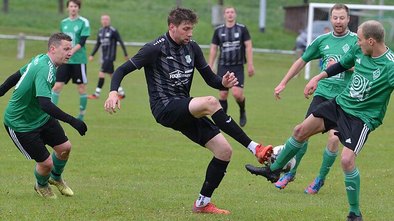 Johannes Feser (Mitte, Bild vom Spiel gegen Schleerieth) erzielte beim Sieg bei Jahn Schweinfurt drei Tore für die DJK Büchold.