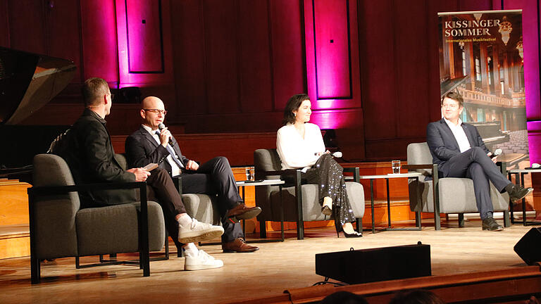 Vorstellung Programm Kissinger Sommer 2025 - Podiumsdiskussion mit (von links) Alexander Steinbeis, Dirk Vogel, Dorothee Bär und Bayerns Innenstaatssekretär Sandro Kirchner. Vorstellung Programm Kissinger Sommer 2025 - Podiumsdiskussion mit (von links) Alexander Steinbeis, Dirk Vogel, Dorothee Bär und Bayerns Innenstaatssekretär Sandro Kirchner.