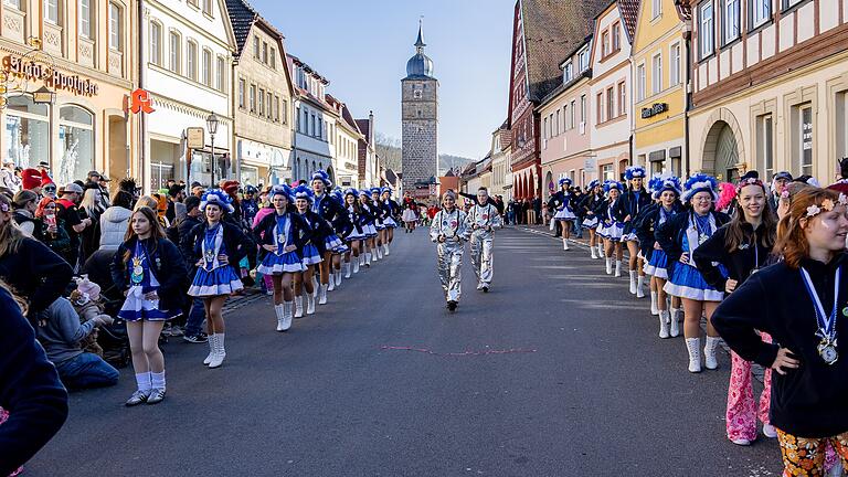 Am Ziel: Die Prinzengarde Maroldsweisach ist samt ihren Trainerinnen auf dem Eberner Marktplatz angekommen. Am Ziel: Die Prinzengarde Maroldsweisach ist samt ihren Trainerinnen auf dem Eberner Marktplatz angekommen.