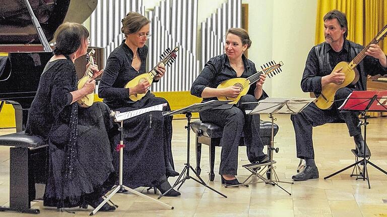 Zum Konzertfinale als Ensemble: (von links) Marga Wilden-Hüsgen, Gertrud Weyhofen, Natalia Marashova und Marlo Strauß.