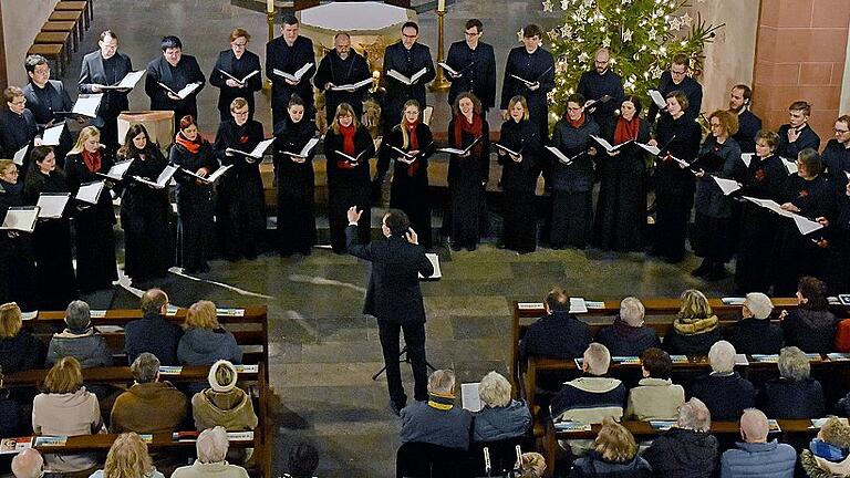 Das preisgekrönte Vokalensemble &bdquo;Cantabile Regensburg&ldquo; mit seinem Leiter Professor Matthias Beckert wurde für sein Konzert in der vollbesetzten Stadtpfarrkirche in Haßfurt mit stehenden Ovationen gefeiert.