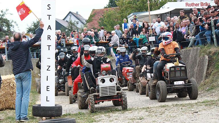 Und los geht's: Bürgermeister Eberhard Streit startet den Hauptlauf beim Rasentraktorrennen 2019 in Mellrichstadt. Und los geht's: Bürgermeister Eberhard Streit startet den Hauptlauf beim Rasentraktorrennen 2019 in Mellrichstadt.