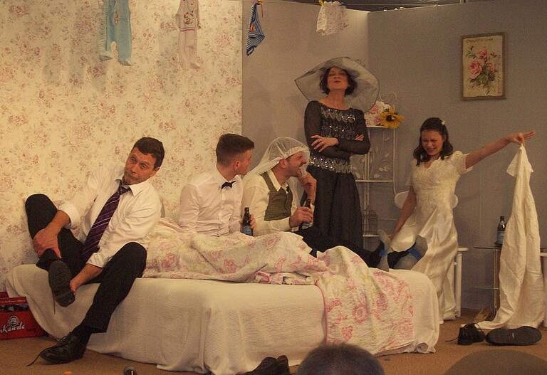 Das Bett war in der Hochzeitsnacht beim Lülsfelder Theater ständig besetzt. Das Bett war in der Hochzeitsnacht beim Lülsfelder Theater ständig besetzt.