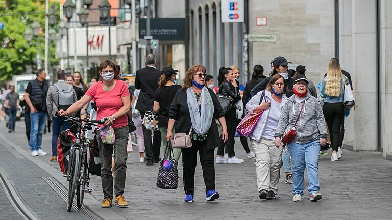 In der Würzburger Innenstadt war zur Wiedereröffnung der Geschäfte am 27. April einiges los.