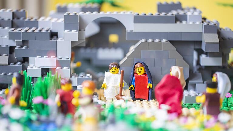 Statt dem üblichen Ostergarten im Haßfurter Bibelturm, erzählen heuer Lego-Figuren die Ostergeschichte, wie hier im Schaufenster des Katholischen Pfarramts. Statt dem üblichen Ostergarten im Haßfurter Bibelturm, erzählen heuer Lego-Figuren die Ostergeschichte, wie hier im Schaufenster des Katholischen Pfarramts.