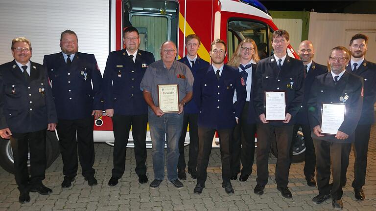 Bei der Feuerwehr Rüdenhausen gewählt und geehrt (von links): Bürgermeister Gerhard Ackermann mit den wieder gewählten Kommandanten Steffen Ackermann, Kreisbrandrat Dirk Albrecht mit dem neuen Ehrenmitglied Helmut Lindner und den weiteren geehrten Feuerwehrdienstleistenden.