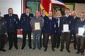 Bei der Feuerwehr Rüdenhausen gewählt und geehrt (von links): Bürgermeister Gerhard Ackermann mit den wieder gewählten Kommandanten Steffen Ackermann, Kreisbrandrat Dirk Albrecht mit dem neuen Ehrenmitglied Helmut Lindner und den weiteren geehrten Feuerwehrdienstleistenden.