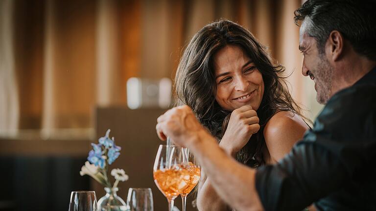 Ein Paar im Restaurant       -  Wer unsicher ist, was man für den Besuch im Sternerestaurant anziehen sollte, googelt im Zweifel im Internet Bilder des Restaurants und schaut, was andere getragen haben.