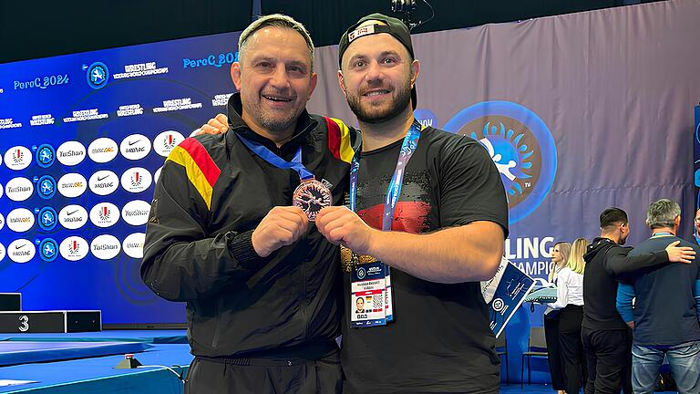 Auf dem Foto von links: Aleksandr Gabriel mit Trainer und Betreuer Lion Bondarenko.