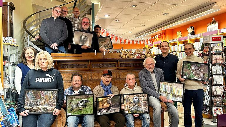 Auf dem Foto oben von links:&nbsp; Torsten Ott (Schatzmeister), Peter Stößel (Beisitzer), Walter Raab (Buchhandlung Collibri), Georg Kestler und Rainer Kiesel; unten von links: Ursula Leher (stellv. Vorsitzende), Sonja Grad, Dieter Bauer, Rudolf Kunz, Peter Weber, Ekkehard Römmelt, Florian Dittert (Vorsitzender) und Roman Wolf.
