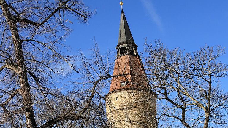 Der Falterturm mit seiner schiefen Haube ist das weithin sichtbare Wahrzeichen Kitzingens. Um ihn ranken sich zahlreiche Legenden.