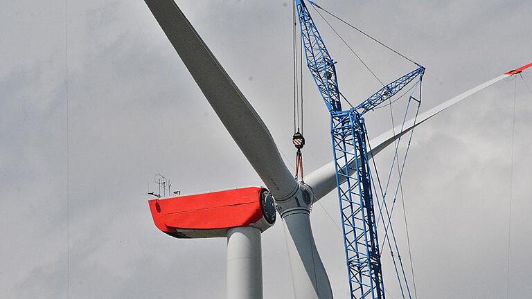 Die Umsetzung des Wind-an-Land-Gesetzes hat zur Folge, dass es  eine Änderung der Bayerischen Bauordnung gibt, wonach die 10H-Regelung in den Vorrang- und Vorbehaltsgebieten entfällt. Windkraftgebiete können künftig auch in den Landschaftsschutzgebieten ausgewiesen werden.