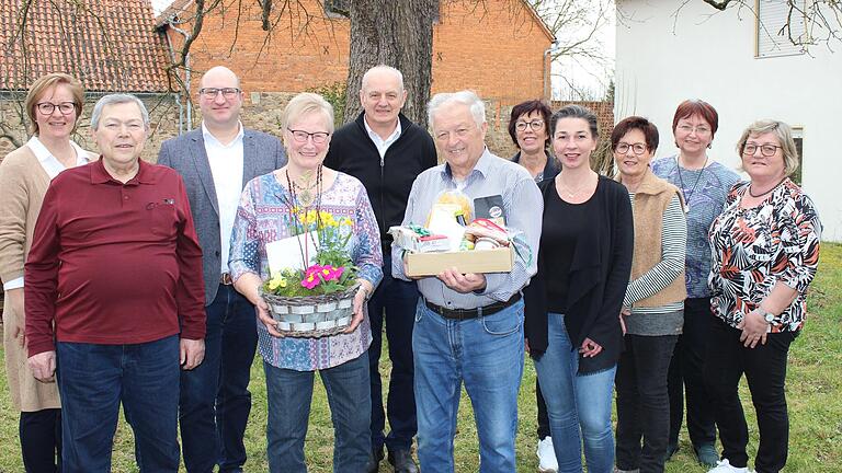 Für ihr jahrzehntelanges Engagement für die Bastheimer Senioren wurden Anita Klemm, Resi Türk und Karl Sterzinger gewürdigt. Im Bild&nbsp; (von links): Ilona Sauer, Manfred Dietz, Bürgermeister Tobias Seufert, Anita Klemm, Pfarrvikar Dr. Piotr Bruski, Karl Sterzinger, Elisabeth Fellenstein, Ramona Leicht, Sigrid Hüllmandel, Veronika Dietz und Maritta Mutz.